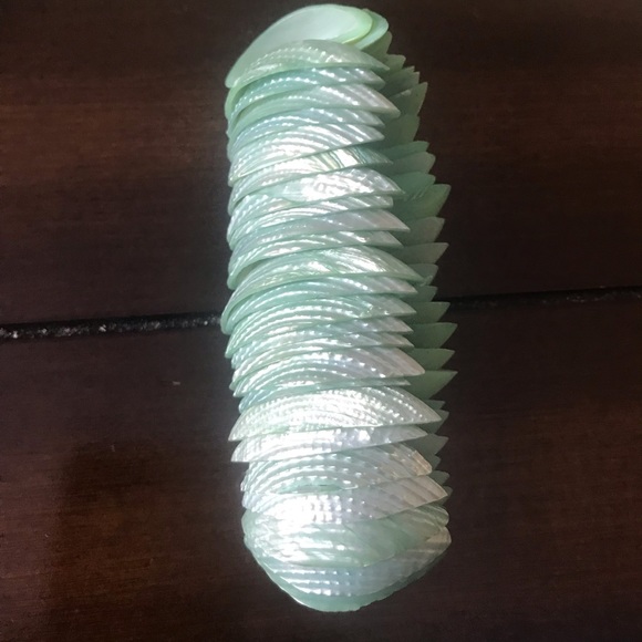Green shell stretch bracelet - Picture 1 of 4